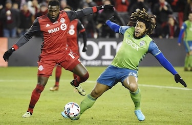 Román Torres sigue en carrera para premio Latino del Año de la MLS