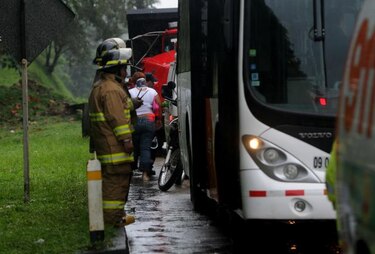 Cuatro personas heridas tras choque entre Metro Bus y un taxi