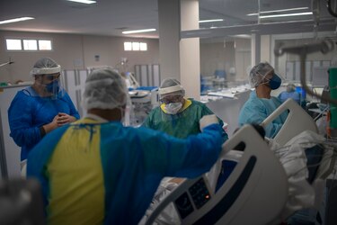 Brasil vuelve a divulgar números totales del coronavirus
