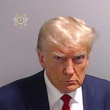 Biden se burla de la foto policial de Trump: ‘Un tipo guapo’