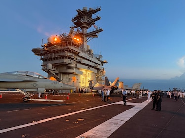 El Nimitz: lisonja y sumisión