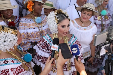 Ataviados, la pareja presidencial encabeza el desfile de las Mil Polleras