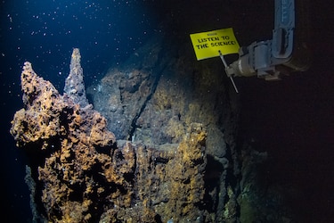  Pancarta de Greenpeace en el fondo marino pide a los gobiernos ‘escuchar a la ciencia’