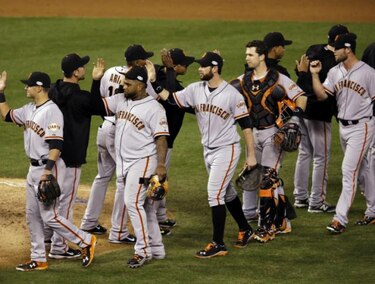 Bumgarner frena a Reales y Gigantes parten por delante en la Serie Mundial