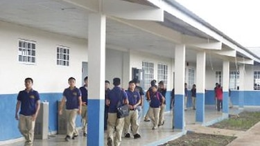 Construyen colegio en terreno fangoso