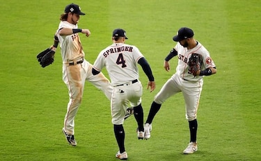 Astros vencen a Dodgers 5x3 y ponen la Serie Mundial 2-1 a su favor