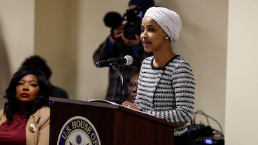 Atacan con una sustancia desconocida a Ilhan Omar, la congresista de Minesota amenazada de muerte tras ser criticada por Trump