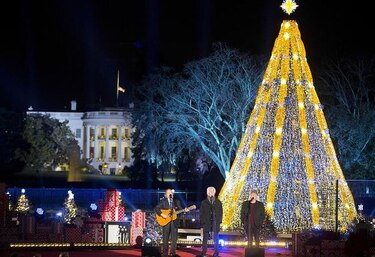Obama enciende árbol nacional de Navidad