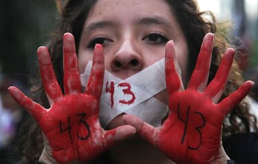 Familiares de 43 desaparecidos en México despiden 2014 con protestas