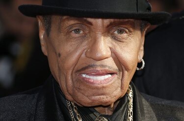 Colocan marcapasos a padre de Michael Jackson