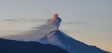 Ceniza volcánica afecta a seis provincias y obliga a cierre de un aeropuerto en Ecuador
