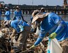 De los ríos a la bahía de Panamá: el desafío de contener 56 toneladas de basura al día 