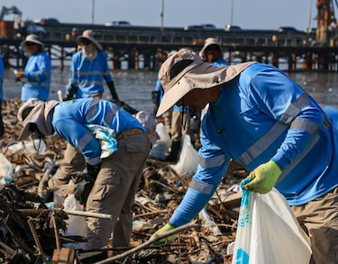De los ríos a la bahía de Panamá: el desafío de contener 56 toneladas de basura al día