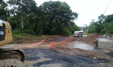 Desbordamiento de quebradas deja incomunicados a los residentes de Peñas Blancas en Colón