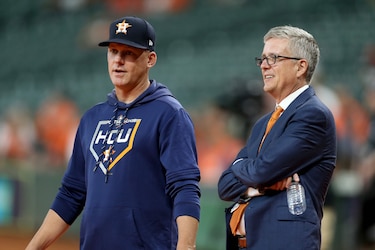 MLB suspende a técnico y al gerente de Astros por hacer trampa en 2017