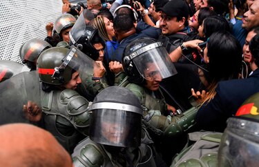 Diputado rival de Juan Guaidó se autoproclama presidente de la Asamblea de Venezuela
