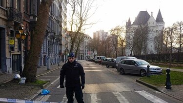 Acordonan un barrio en Bruselas tras el hallazgo de bombonas de gas