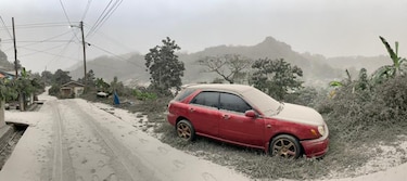 Espesas capas de ceniza cubren isla caribeña de San Vicente tras erupción de un volcán