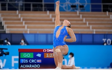 Gimnasta tica convoca movimiento de ‘Black Lives Matter’ al cerrar su rutina en Tokio