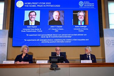 Tres científicos unidos y premiados por su contribución a la física cuántica
