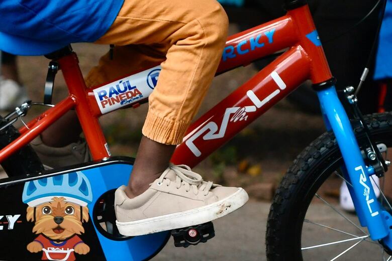 En plena veda electoral el diputado Raúl Pineda repartió mil 300 bicicletas en San Miguelito