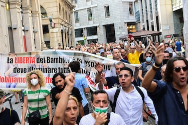 Decenas de miles se manifiestan contra restricciones sanitarias en Europa y Australia