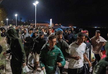 Las imágenes de la tensión durante el intento de desalojo de miles de migrantes de las playas de Ceuta