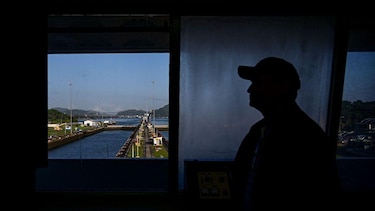 Ascensores de agua: cómo funciona el sistema de esclusas del Canal de Panamá y por qué El Niño obliga a limitar el paso de barcos