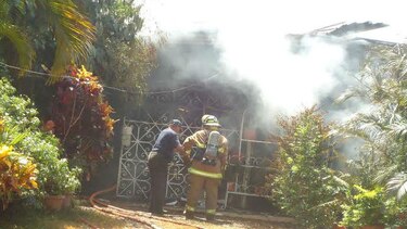 Incendio consume residencia de empresario chitreano