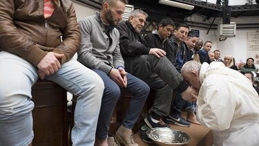 Papa Francisco lava los pies a 12 reclusos: 'Yo soy un pecador como vosotros'