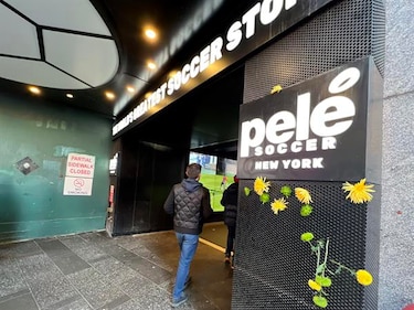 Flores amarillas y verdes en el Times Square recuerdan a Pelé