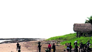 Restringen acceso de bañistas a pedregales en la playa El Uverito