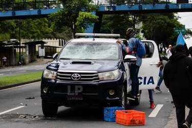 Retención domiciliaria a dos personas por caso de vandalismo en perjuicio de la Policía Nacional 