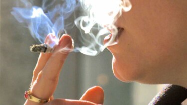 El cigarrillo provoca numerosas mutaciones genéticas que favorecen el cáncer