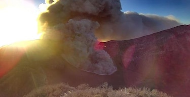 Costa Rica decreta alerta por constantes erupciones del volcán Turrialba