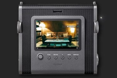Fujifilm Instax Wide Evo Hybrid llega con la lente más grande de Instax