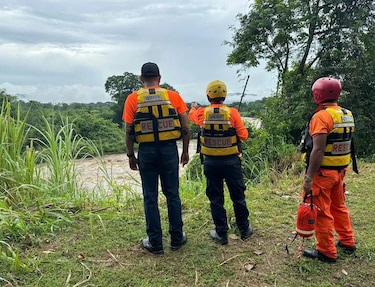 Rescatan a dos menores y un adulto que fueron arrastrados por una cabeza de agua en Pacora