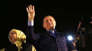 Erdogan gana referéndum que le da más poder en Turquía; oposición denuncia resultado
