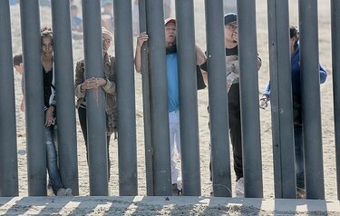 Cámara baja de EU aprueba $5 mil 700 millones para muro fronterizo