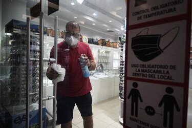 Centros comerciales y restaurantes reanudan la actividad presencial