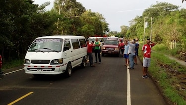 Transportistas protestan por condiciones de las calles en Llano de Piedras