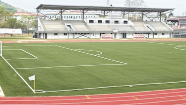 Césped artificial, gradas y pista atlética