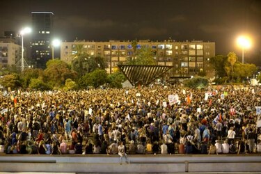 Miles de manifestantes en Tel Aviv piden negociar con la Autoridad Palestina