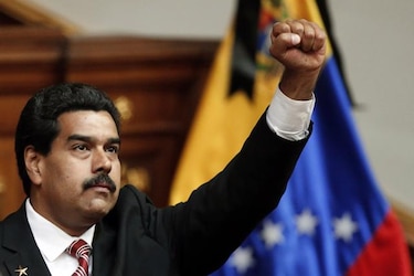 Maduro pide a autoridad electoral que convoque a comicios