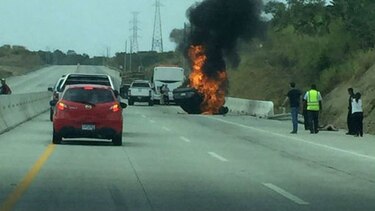 Vehículo se vuelca en el corredor Norte y luego se incendia