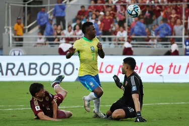 Romo brilla en Venezuela que sigue sin ganar; Vinícius falla penalti para Brasil