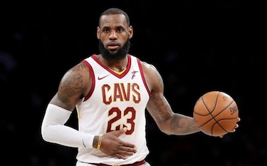 LeBron James supera los 2 mil puntos; Cavaliers ganan