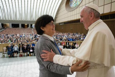 Papa Francisco abre las puertas para que mujeres puedan casar parejas y bautizar niños