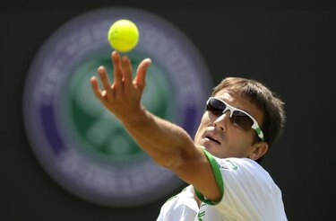 Federer arrolla a Robredo en Wimbledon para alcanzar los cuartos de final