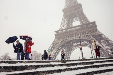 Media Europa colapsada por la nieve: cientos de vuelos cancelados y atascos kilométricos